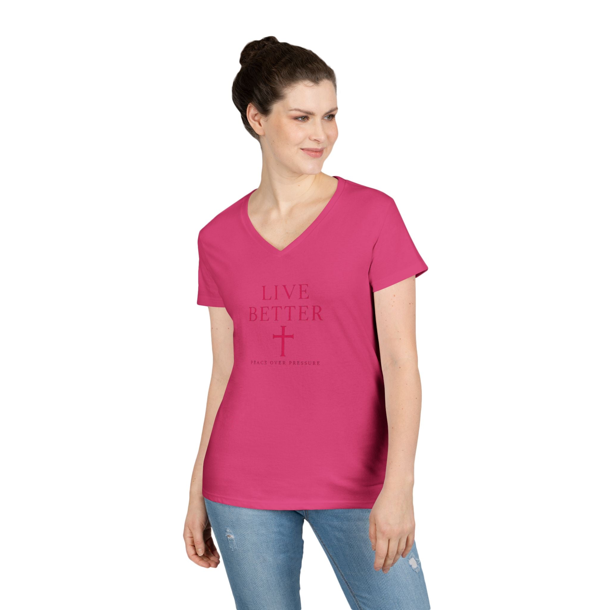 Camiseta de mujer con cuello en V "Live Better Peace Over Pressure" — Camiseta cristiana inspiradora femenina con cruz