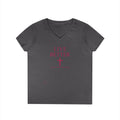 Camiseta de mujer con cuello en V "Live Better Peace Over Pressure" — Camiseta cristiana inspiradora femenina con cruz