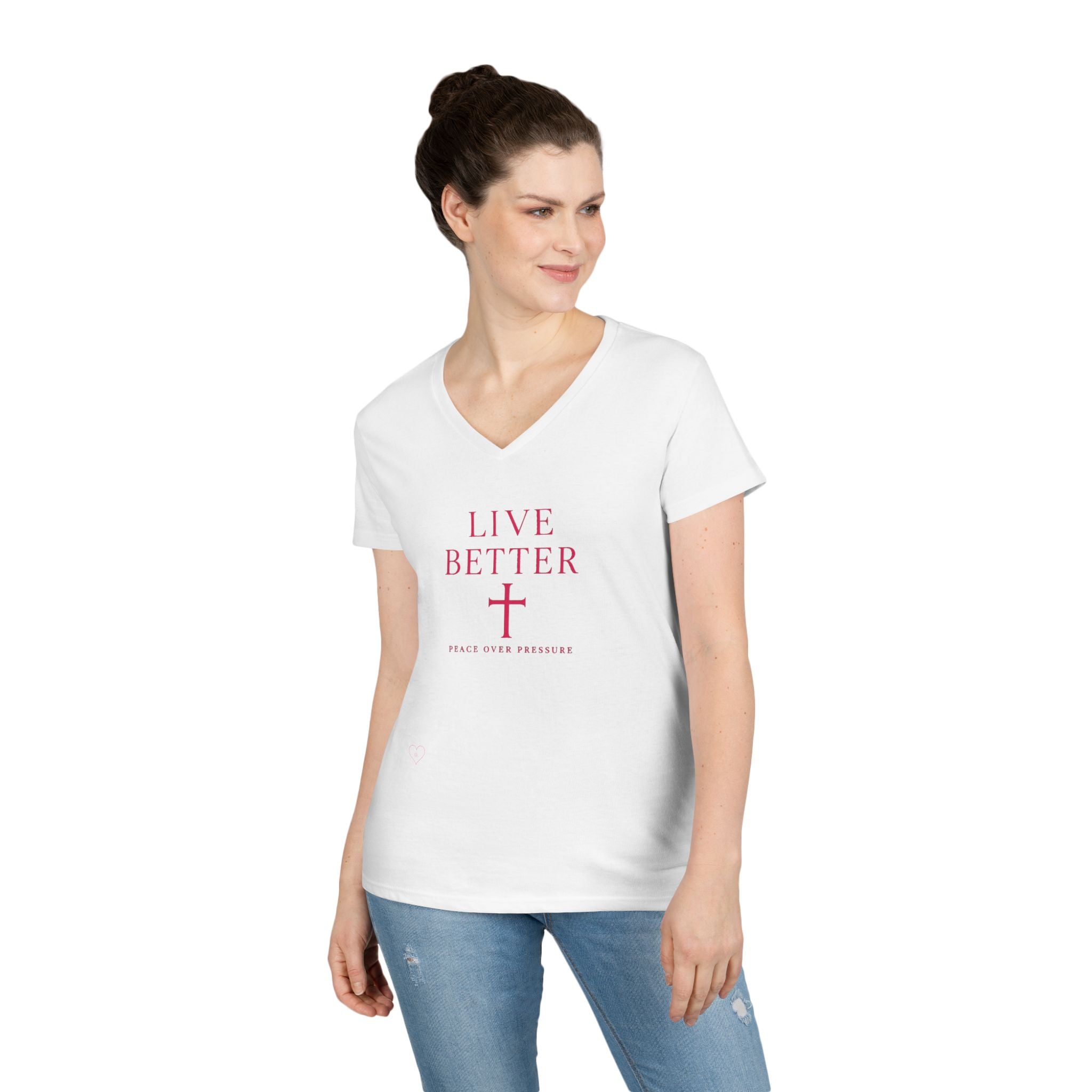 Camiseta de mujer con cuello en V "Live Better Peace Over Pressure" — Camiseta cristiana inspiradora femenina con cruz